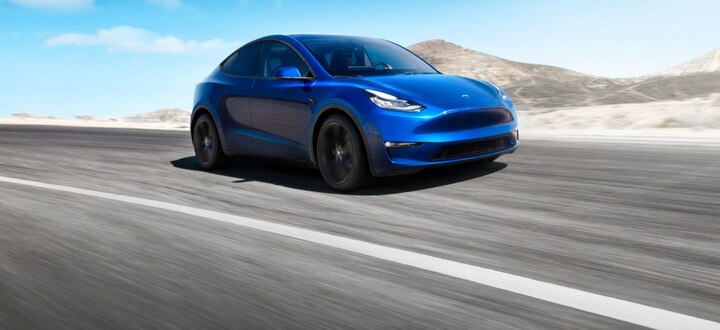 Tesla Model Y ਦਾ ਲਾਂਗ ਰੇਂਜ ਵਰਸ਼ਨ ਬਾਜ਼ਾਰ ਵਿੱਚ ਪਹਿਲਾਂ ਆਏਗਾ। ਇਸ ਨੂੰ ਇੱਕ ਵਾਰ ਫੁੱਲ ਚਾਰਜ ਕਰਨ ’ਤੇ 300 ਮੀਲ ਯਾਨੀ 482 ਕਿਮੀ ਦੀ ਦੂਰੀ ਤੈਅ ਕੀਤੀ ਜਾ ਸਕਦੀ ਹੈ। ਇਸ ਦੀ ਕੀਮਤ 47 ਹਜ਼ਾਰ ਡਾਲਰ, ਯਾਨੀ ਕਰੀਬ 32.41 ਲੱਖ ਰੁਪਏ ਹੈ।