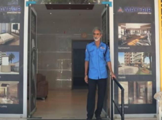 ਇਸ ਤੋਂ ਬਾਅਦ ਮਾਂ-ਪਿਓ ਤੇ ਸਹੁਰਾ-ਸੱਸ ਕੋਈ ਵੀ ਨਹੀਂ ਰਿਹਾ। ਪੂਰੀ ਤਰ੍ਹਾਂ ਇਕੱਲੇ ਹੋਏ ਸਵੀ ਹੁਣ ਸਿਕਊਰਟੀ ਹਾਊਸ ‘ਚ 12 ਘੰਟੇ ਸਿਕਊਰਟੀ ਗਾਰਡ ਦੀ ਸ਼ਿਫਟ ਕਰਦੇ ਹਨ।