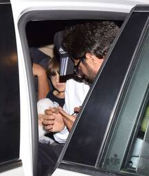 ਏਅਰਪੋਰਟ \'ਤੇ ਕੁਝ ਇਸ ਅੰਦਾਜ਼ \'ਚ ਨਜ਼ਰ ਆਏ ਸ਼ਾਹਰੁਖ-ਅਬਰਾਮ