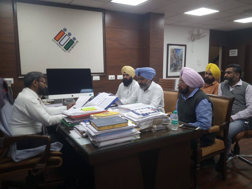 AAP delegation meets CEO, seeks action against Minister Singla for code of conduct violations ਚੋਣ ਜ਼ਾਬਤੇ ਦੀ ਉਲੰਘਣਾ 'ਚ ਘਿਰੇ ਕੈਪਟਨ ਦੇ ਮੰਤਰੀ, 'ਆਪ' ਨੇ ਲਾਈ ਚੋਣ ਕਮਿਸ਼ਨ ਕੋਲ ਸ਼ਿਕਾਇਤ