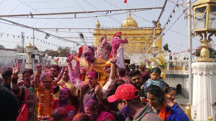 ਰੰਗ ਖੇਡ ਰਹੇ ਲੋਕਾਂ ਦਾ ਉਤਸ਼ਾਹ ਦੇਖਣ ਵਾਲਾ ਹੈ।