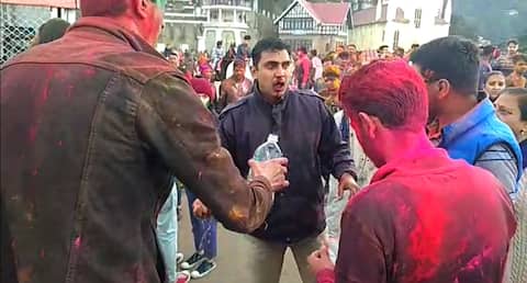 ਸ਼ਿਮਲਾ ਹੋਲੀ ਖੇਡਦੇ ਨੌਜਵਾਨ ਭਿੜੇ, ਬਚਾਅ ਕਰਨ ਆਏ ਪੁਲਿਸ ਵਾਲੇ ਗਏ ਰਗੜੇ ਸ਼ਿਮਲਾ ਹੋਲੀ ਖੇਡਦੇ ਨੌਜਵਾਨ ਭਿੜੇ, ਬਚਾਅ ਕਰਨ ਆਏ ਪੁਲਿਸ ਵਾਲੇ ਗਏ ਰਗੜੇ
