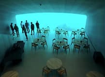 ਪਾਣੀ ਹੇਠਾਂ ਬਹਿ ਕੇ ਰੋਟੀ ਖਾਣ ਤੇ ਰੁਕਣ ਲਈ ਖੁੱਲ੍ਹਿਆ ਵਿਸ਼ੇਸ਼ ਹੋਟਲ, ਪਰ ਬਿਲ ਵੇਖ ਉੱਡ ਜਾਣਗੇ ਹੋਸ਼