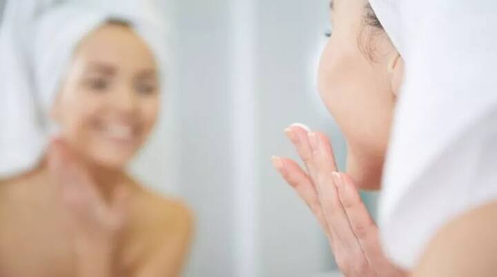  ਸੌਣ ਤੋਂ ਪਹਿਲਾਂ ਚਮੜੀ ’ਤੇ ਮੌਸਚੁਰਾਈਜ਼ਰ ਲਗਾਓ। ਇਹ ਚਮੜੀ ਨੂੰ ਨਮੀ ਦੇ ਕੇ ਉਸ ਨੂੰ ਰੁੱਖੀ ਹੋਣੋਂ ਬਚਾਏਗਾ।