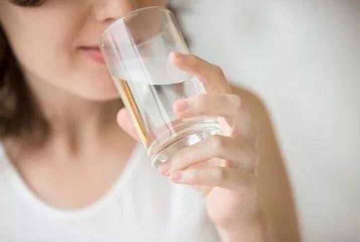 ਖੂਬ ਪਾਣੀ ਪੀਓ। ਜਿੰਨਾ ਪਾਣੀ ਪੀਓਗੇ, ਤੁਹਾਡੀ ਚਮੜੀ ’ਤੇ ਓਨਾ ਨਿਖਾਰ ਆਏਗਾ। ਪਾਣੀ ਨਾਲ ਚਮੜੀ ਹਾਈਡ੍ਰੇਟਿਡ ਰਹਿੰਦੀ ਹੈ।