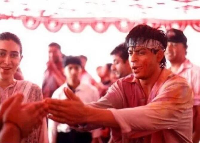 ਬਾਲੀਵੁਡ ਦੇ ਕਿੰਗ ਖ਼ਾਨ ਵੀ ਜੰਮ ਕੇ ਹੋਲੀ ਮਨਾਉਂਦੇ ਹਨ। ਇਸ ਤਸਵੀਰ ਵਿੱਚ ਉਨ੍ਹਾਂ ਨਾਲ ਕ੍ਰਿਸ਼ਮਾ ਕਪੂਰ ਵੀ ਨਜ਼ਰ ਆ ਰਹੀ ਹੈ।
