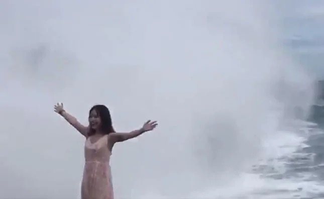 huge wave sweeps away woman posing on cliff viral video VIDEO: ਸੈਲਫੀ ਲੈਣ 'ਤੇ ਨਾਰਾਜ਼ ਹੋਏ ਸਮੁੰਦਰ ਦੇਵਤਾ, ਖ਼ਤਰਨਾਕ ਲਹਿਰ ਨੇ ਪਟਕਾ ਕੇ ਸੁੱਟੀ ਮੁਟਿਆਰ