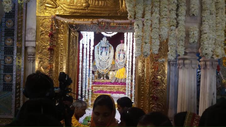 ਇਸ ਮੌਕੇ ਠਾਕੁਰ ਜੀ ਦੇ ਦਰਬਾਰ ਨੂੰ ਸ਼ਾਨਦਾਰ ਢੰਗ ਨਾਲ ਸਜਾਇਆ ਗਿਆ।