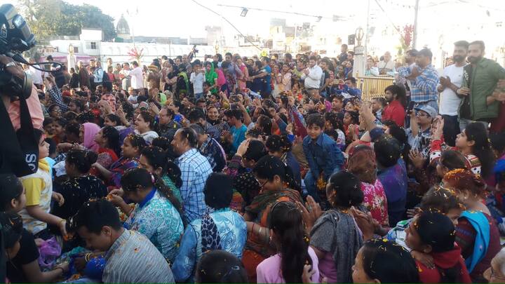 ਦੱਸ ਦੇਈਏ ਕਿ ਵੀਰਵਾਰ ਰਾਤ 10 ਵਜੇ ਸ੍ਰੀ ਦਰਬਾਰ ਸਾਹਿਬ ਵਿੱਚ ਵੀ ਫੁੱਲਾਂ ਤੇ ਇਤਰ ਦੀ ਹੋਲੀ ਖੇਡੀ ਜਾਵੇਗੀ।