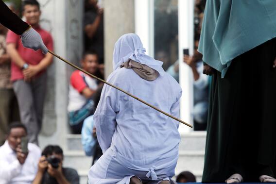 ਹੱਥ ਫੜ ਘੁੰਮ ਰਹੇ ਪੰਜ ਅਣਵਿਆਹੇ ਜੋੜਿਆਂ ਨੂੰ ਮਿਲੀ ਖ਼ਤਰਨਾਕ ਸਜ਼ਾ