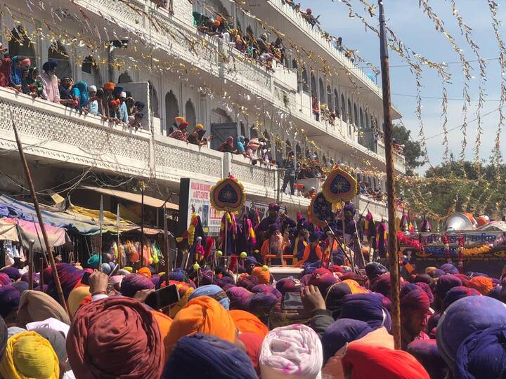 ਆਪਣੇ ਘੋੜਿਆਂ ਤੇ ਸ਼ਸਤਰਾਂ ਨਾਲ ਲੈਸ ਨਿਹੰਗ ਸਿੰਘ ਜੰਗਜੂ ਕਰਤੱਬਾਂ ਦਾ ਮੁਜ਼ਾਹਰਾ ਕਰਦੇ ਹੋਏ ਮੁਹੱਲੇ ਵਿੲੱਚ ਸ਼ਾਮਲ ਹੋ ਰਹੇ ਹਨ। 