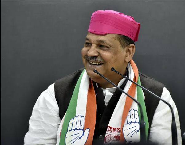 ਕੀਰਤੀਵਰਧਨ ਭਾਗਵਤ ਝਾਅ ਆਜ਼ਾਦ ਨੂੰ ਕਿਰਤੀ ਆਜਾਦ ਦੇ ਨਾਂਅ ਨਾਲ ਜਾਣਿਆ ਜਾਂਦਾ ਹੈ। ਸਾਬਕਾ ਭਾਰੀ ਕ੍ਰਿਕਟ ਖਿਡਾਰੀ ਨੇ 7 ਟੇਸਟ ਅਤੇ 25 ਵਨਡੇਅ ਮੈਚ ਖੇਡੇ। ਕੀਰਤੀ ਬਿਹਾਰ ਦੇ ਸਾਬਕਾ ਮੁੱਖ ਮੰਤਰੀ ਭਾਗਵਤ ਝਾਅ ਦੇ ਬੇਟੇ ਹਨ। ਉਹ ਬੱਲੇਬਾਜ਼ ਹੋਣ ਦੇ ਨਾਲ ਨਾਲ ਆਫ ਸਪਿਨਰ ਵੀ ਸੀ। ਉਹ 1983 ਦੇ ਵਿਸ਼ਵ ਕੱਪ ਜਿੱਤਣ ਬਾਲੀ ਭਾਰਤੀ ਟੀਮ ਦਾ ਹਿੱਸਾ ਵੀ ਸੀ। ਉਹ ਲੋਕ ਸਭਾ ਮੈਂਬਰ ਹਨ ਜਿਨ੍ਹਾਂ ਨੇ 2014 ‘ਚ ਲੋਕਸਭਾ ਚੋਣਾਂ ‘ਚ ਦਰਭੰਗਾ, ਬਿਹਾਰ ਤੋਂ ਜਿੱਤ ਦਰਜ ਕੀਤੀ ਸੀ।