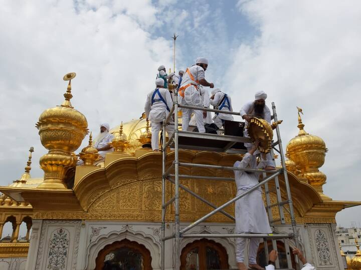 ਅੰਮ੍ਰਿਤਸਰ: ਸ੍ਰੀ ਹਰਿਮੰਦਰ ਸਾਹਿਬ ’ਤੇ ਲੱਗੇ ਸੋਨੇ ਦੀ ਚਮਕ ਨੂੰ ਬਰਕਰਾਰ ਰੱਖਣ ਲਈ ਸੋਨੇ ਦੀ ਸਫ਼ਾਈ ਤੇ ਧੁਆਈ ਦੀ ਸੇਵਾ ਸ਼ੁਰੂ ਕੀਤੀ ਗਈ ਹੈ।