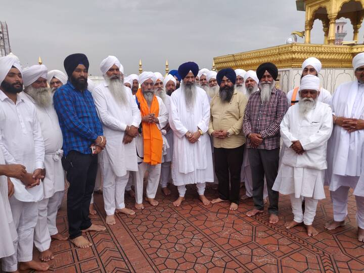 ਸੋਨੇ ਦੀ ਚਮਕ ਨੂੰ ਮੱਠਾ ਪਾ ਰਹੀ ਪ੍ਰਦੂਸ਼ਣ ਦੀ ਕਾਲੀ ਪਰਤ ਨੂੰ ਸਾਫ਼ ਕਰਨ ਲਈ ਅੱਜ ਗੁਰੂ ਨਾਨਕ ਨਿਸ਼ਕਾਮ ਸੇਵਕ ਜਥਾ ਬਰਮਿੰਘਮ (ਇੰਗਲੈਂਡ) ਦੀ ਅਗਵਾਈ ‘ਚ ਸੋਨੇ ਦੀ ਧੁਆਈ ਦੀ ਸੇਵਾ ਆਰੰਭ ਹੋ ਗਈ ਹੈ।