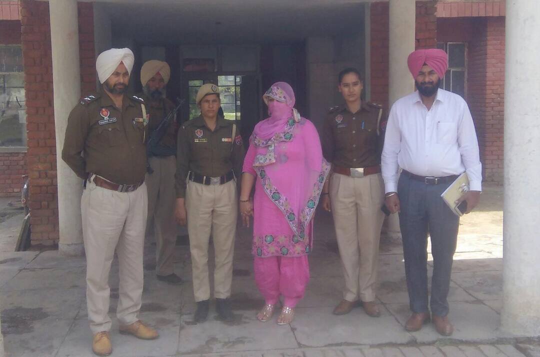 ਵਿਦੇਸ਼ ਭੇਜਣ ਲਈ ਵਿਆਹ ਦਾ ਝਾਂਸਾ ਦੇ ਠੱਗਣ ਵਾਲੀ ਔਰਤ ਗ੍ਰਿਫ਼ਤਾਰ, ਹੁਣ ਤਕ 18 ਪਰਚੇ ਦਰਜ Woman buglar busted who target rich boys in the name of setting them up in abroad ਵਿਦੇਸ਼ ਭੇਜਣ ਲਈ ਵਿਆਹ ਦਾ ਝਾਂਸਾ ਦੇ ਠੱਗਣ ਵਾਲੀ ਔਰਤ ਗ੍ਰਿਫ਼ਤਾਰ, ਹੁਣ ਤਕ 18 ਪਰਚੇ ਦਰਜ