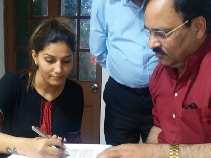Haryanvi artiste Sapna Choudhary joins Congress ਸਪਨਾ ਚੌਧਰੀ ਨੇ ਫੜਿਆ ਕਾਂਗਰਸ ਦਾ ਹੱਥ, ਹੇਮਾ ਮਾਲਿਨੀ ਖ਼ਿਲਾਫ਼ ਲੜ ਸਕਦੀ ਹੈ ਚੋਣ