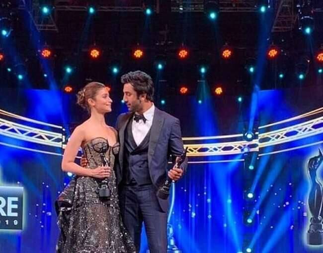 ਇਸ ਸ਼ਾਮ ‘ਚ ਐਲਾਨੇ ਗਏ ਐਵਾਰਡਸ ‘ਚ ਰਣਬੀਰ ਕਪੂਰ ਤੇ ਆਲਿਆ ਭੱਟ ਨੂੰ ਬੈਸਟ ਐਕਟਰਸ ਅਤੇ ਐਕਟਰਸ ਦਾ ਐਵਾਰਡ ਦਿੱਤਾ ਗਿਆ ਜਿਸ ਕਾਰਨ ਇਹ ਸ਼ਾਮ ਦੋਵਾਂ ਲਈ ਬੇਹੱਦ ਖਾਸ ਸੀ। 