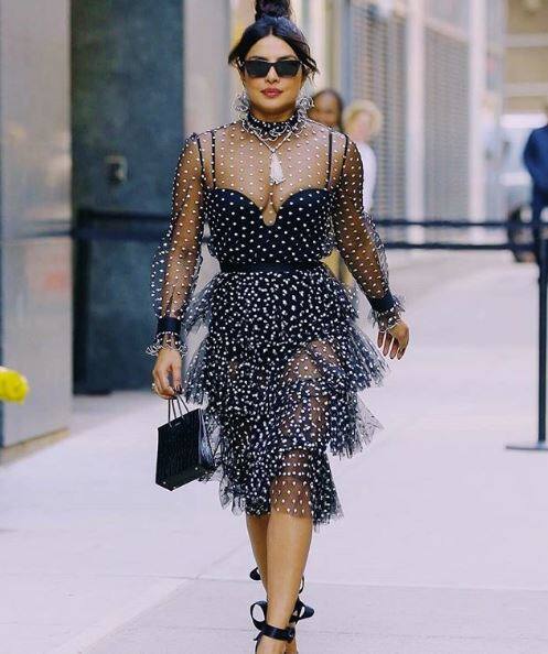 ਨਿੱਕ ਜੋਨਸ ਦੇ ਨਾਲ ਵਿਆਹ ਤੋਂ ਬਾਅਦ ਵੀ ਦੇਸੀ ਗਰਲ ਪ੍ਰਿਅੰਕਾ ਚੋਪੜਾ ਕਿਸੇ ਨਾ ਕਿਸੇ ਕਾਰਨ ਸੁਰਖੀਆਂ ‘ਚ ਰਹਿੰਦੀ ਹੈ। ਉਹ ਅਕਸਰ ਹੀ ਅਮਰੀਕਾ ਅਤੇ ਭਾਰਤ ਦਰਮਿਆਨ ਸਫਰ ਕਰਦੀ ਰਹਿੰਦੀ ਹੈ।