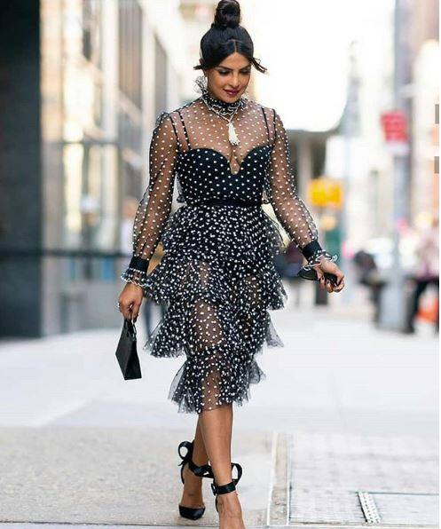 ਆਪਣੀ ਸੈਕਸ ਲਾਈਫ ਬਾਰੇ ਵੀਰਵਾਰ ਨੂੰ ਵਾਚ ਵੱਟ ਹੈਪੱਨ ਲਾਈਵ ਸ਼ੋਅ ‘ਚ ਪ੍ਰਿਅੰਕਾ ਨੂੰ ਸਵਾਲ ਕੀਤਾ ਗਿਆ ਤੁਸੀਂ ਲਗਾਤਾਰ ਟ੍ਰੈਵਲ ਕਰ ਰਹੇ ਹੋ। ਪਤੀ ਨਿੱਕ ਤੋਂ ਤੁਸੀਂ ਕਿੰਨੇ ਦਿਨਾਂ ਤਕ ਦੂਰ ਰਹਿੰਦੇ ਹੋ ਅਤੇ ਲੌਂਗ ਡਿਸਟੈਂਸ ਰਿਲੇਸ਼ਨਸ਼ੀਪ ਨੂੰ ਕਿਵੇਂ ਮੈਂਟੇਨ ਰੱਖਦੇ ਹੋ।