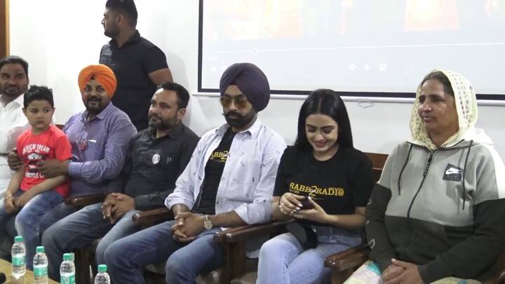 ਤਰਸੇਮ ਜੱਸਡੜ ਤੇ ਸਿੰਮੀ ਚਾਹਲ ਦੀ ਫ਼ਿਲਮ ‘ਰੱਬ ਦਾ ਰੇਡੀਓ’ ਤੋਂ ਬਾਅਦ ਹੁਣ ਉਨ੍ਹਾਂ ਦੋਵਾਂ ਦੀ ਨਵੀ ਫ਼ਿਲਮ ‘ਰੱਬ ਦਾ ਰੇਡੀਓ 2’ ਆ ਰਹੀ ਹੈ। ਇਸ ਵਿੱਚ ਤਰਸੇਮ ਜੱਸੜ ਤੇ ਸਿੰਮੀ ਚਾਹਲ ਦਾ ਓਹੀ ਰੋਲ ਹੈ ਜੋ ਪਹਿਲੀ ਫਿਲਮ ‘ਰੱਬ ਦਾ ਰੇਡੀਓ’ ਵਿੱਚ ਸੀ।