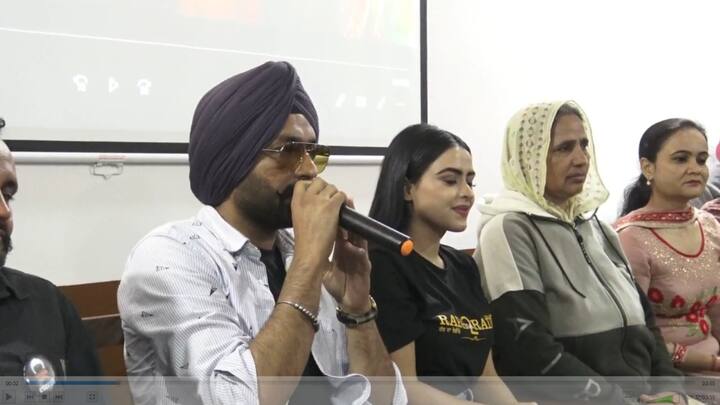 ਐਤਵਾਰ ਨੂੰ ਆਪਣੀ ਨਵੀ ਫ਼ਿਲਮ ‘ਰੱਬ ਦਾ ਰੇਡੀਓ 2’ ਦੀ ਪ੍ਰੋਮੋਸ਼ਨ ਕਰਨ ਲਈ ਤਰਸੇਮ ਜੱਸੜ ਤੇ ਸਿੰਮੀ ਚਾਹਲ ਨਾਲ ਫਿਲਮ ਦੀ ਪੂਰੀ ਟੀਮ ਫ਼ਰੀਦਕੋਟ ਦੇ ਬਾਬਾ ਫ਼ਰੀਦ ਲਾਅ ਕਾਲਜ ਪਹੁੰਚੀ। 