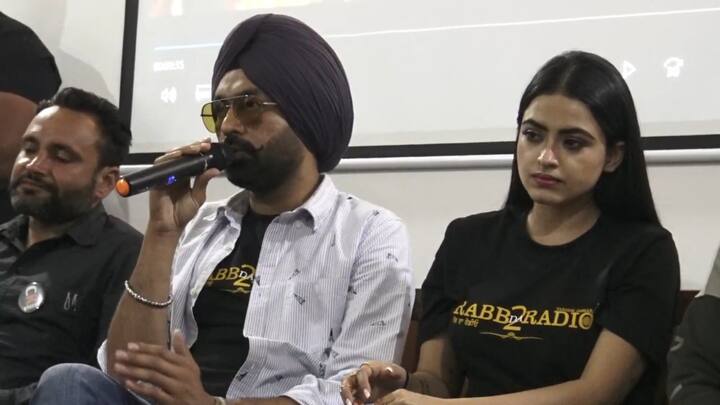 ਇਸ ਮੌਕੇ ਫ਼ਿਲਮ ਦੇ ਮੁੱਖ ਕਿਰਦਾਰ ਤਰਸੇਮ ਜੱਸੜ ਨੇ ਕਿਹਾ ਕੀ ‘ਰੱਬ ਦਾ ਰੇਡੀਓ’ ਤੋਂ ਬਾਅਦ ਹੁਣ ਉਨ੍ਹਾਂ ਦੀ ਦੂਜੀ ਫਿਲਮ ‘ਰੱਬ ਦਾ ਰੇਡੀਓ 2’ ਆ ਰਹੀ ਹੈ। ਇਹ ਪਹਿਲੀ ਫ਼ਿਲਮ ਹੈ ਜਿਸ ਵਿੱਚ ਸਾਰੇ ਕਿਰਦਾਰ ਪਹਿਲੀ ਫਿਲਮ ਵਾਲੇ ਹੀ ਰੱਖੇ ਗਏ ਹਨ।
