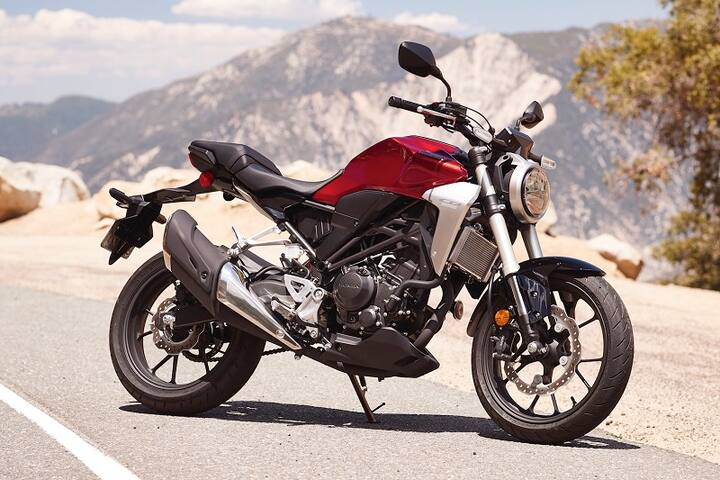 ਕੀਮਤ- ਦੋਵਾਂ ਮੋਟਰਸਾਈਕਲਾਂ ਦੀ ਕੀਮਤ ਵਿੱਚ ਸਿਰਫ 9 ਹਜ਼ਾਰ ਦਾ ਫਰਕ ਹੈ। ਹੌਂਡਾ CB300R ਨੂੰ CKD ਰੂਟ ਦੇ ਤਹਿਤ ਭਾਰਤ ਵਿੱਚ ਵੇਚਿਆ ਜਾਏਗਾ। ਯਾਨੀ ਇਸ ਦੇ ਪਾਰਟਸ ਨੂੰ ਇਮਪੋਰਟ ਕਰਕੇ ਭਾਰਤ ਵਿੱਚ ਹੀ ਅਸੈਂਬਲ ਕੀਤਾ ਜਾਏਗਾ। ਇਸ ਦੀ ਐਕਸ ਸ਼ੋਅਰੂਮ ਕੀਮਤ 2.41 ਲੱਖ ਰੁਪਏ ਹੈ।