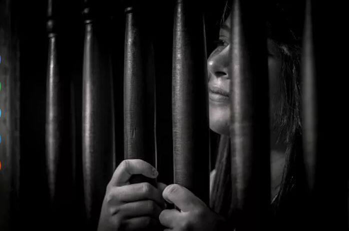 ਇਸ ਮਾਮਲੇ ਦੀ ਟੀਵੀ ਫੁਟੇਜ਼ ਵੀ ਸਾਹਮਣੇ ਆਈ ਹੈ ਜਿਸ ‘ਚ ਦਿਖਾਇਆ ਗਿਆ ਹੈ ਕਿ ਇੱਕ ਕਮਰੇ ‘ਚ ਫਰਸ਼ ‘ਤੇ ਬੈਠੀ ਔਰਤ ਦੇ ਹੱਥਾਂ ‘ਚ ਹੱਥਕੜੀਆਂ ਹਨ ਤੇ ਪੈਰਾਂ ‘ਚ ਜੰਜ਼ੀਰਾਂ ਪਈਆਂ ਹਨ।