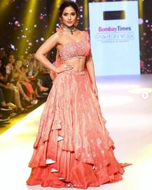 ਲਾਲ ਲਹਿੰਗੇ ‘ਚ ਹਿਨਾ ਖ਼ਾਨ ਦਾ ਗਲੈਮਰਸ ਅੰਦਾਜ਼, ਵੇਖੋ ਤਸਵੀਰਾਂ