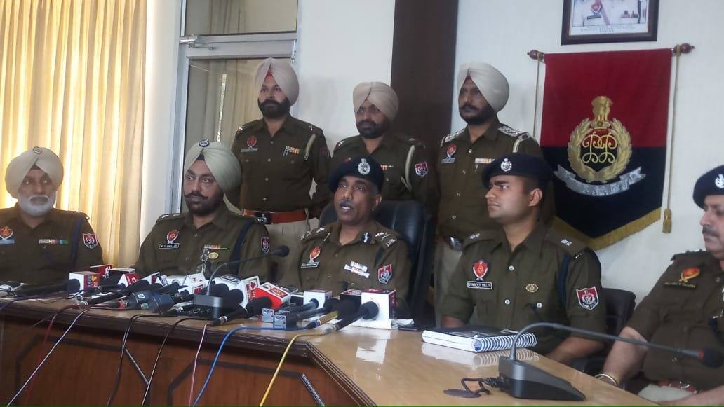 ਕਾਰ 'ਚੋਂ ਮਿਲੇ ਅੱਠ ਲੱਖ ਰੁਪਏ, ਨਸ਼ਾ ਤਸਕਰੀ ਦਾ ਸ਼ੱਕ amritsar police seized 8 lakh inr from a car during blockade ਕਾਰ 'ਚੋਂ ਮਿਲੇ ਅੱਠ ਲੱਖ ਰੁਪਏ, ਨਸ਼ਾ ਤਸਕਰੀ ਦਾ ਸ਼ੱਕ