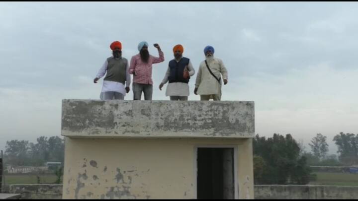 ਉੱਧਰ ਕਿਸਾਨਾਂ ਦੇ ਬਾਕੀ ਸਾਥੀਆਂ ਨੇ ਪੂਰਾ SDM ਦਫ਼ਤਰ ਘੇਰ ਰੱਖਿਆ ਹੈ। ਕਿਸਾਨਾਂ ਨੇ ਐਸਡੀਐਮ ਤੇ ਤਹਿਸੀਲ ਸਮੇਤ ਹੋਰ 15 ਮੁਲਾਜ਼ਮਾਂ ਨੂੰ ਬੰਧਕ ਬਣਾਇਆ ਹੋਇਆ ਹੈ। ਇਹ ਗੰਨਾ ਕਿਸਾਨ ਸ਼ੂਗਰ ਮਿੱਲ ਤੋਂ ਪਿਛਲੇ ਸਾਲ ਤੇ ਇਸ ਸਾਲ ਦੀ ਬਕਾਇਆ ਰਕਮ ਤੁਰੰਤ ਦਿਵਾਉਣ ਦੀ ਮੰਗ ਕਰ ਰਹੇ ਹਨ।