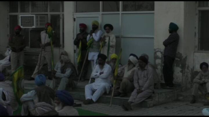 ਉਨ੍ਹਾਂ ਕਿਹਾ ਕਿ ਕੱਲ੍ਹ ਰਾਤ ਉਨ੍ਹਾਂ ਦੀ ਪ੍ਰਸ਼ਾਸਨਿਕ ਅਧਿਕਾਰੀਆਂ ਨਾਲ ਮੀਟਿੰਗ ਹੋਈ ਸੀ ਪਰ ਉਸ ਦਾ ਕੋਈ ਸਾਰਥਕ ਹੱਲ ਨਹੀਂ ਨਿਕਲਿਆ। ਇਸੇ ਲਈ ਉਨ੍ਹਾਂ ਐਸਡੀਐਮ, ਤਹਿਸੀਲਦਾਰ ਤੇ 15 ਮੁਲਾਜ਼ਮਾਂ ਨੂੰ ਬੰਧਕ ਬਣਾ ਲਿਆ।