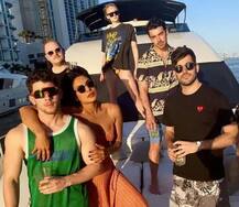 ਪਤੀ ਤੇ ਫੈਮਿਲੀ ਨਾਲ ਇੰਜੂਆਏ ਕਰ ਰਹੀ ਪ੍ਰਿਅੰਕਾ, ਵੇਖੋ ਕੁਝ ਖੂਬਸੂਰਤ ਤਸਵੀਰਾਂ