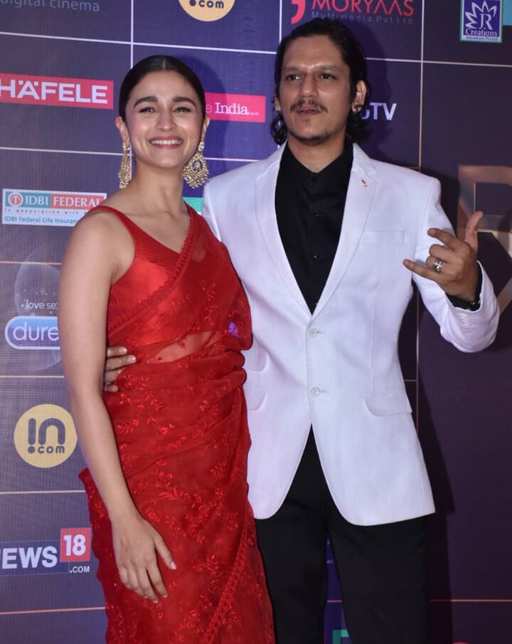 ਆਲਿਆ ਦਾ ਰਵਾਇਤੀ ਰੂਪ ਦੇਖ ਹਰ ਕੋਈ ਹੈਰਾਨ ਹੋ ਗਿਆ। ਆਲਿਆ ਦੀ ਸਾੜੀ ਨੂੰ ਸਬਿਆਸਾਚੀ ਨੇ ਡਿਜ਼ਾਇਨ ਕੀਤਾ ਹੈ ਜਿਸ ‘ਤੇ ਫਲਾਵਰ ਐਂਬ੍ਰਇਡਰੀ ਹੋਈ ਹੈ।