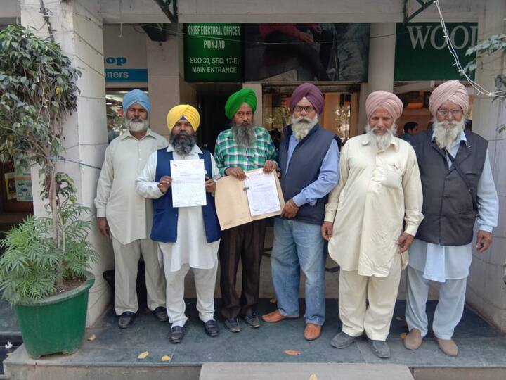 ਚੰਡੀਗੜ੍ਹ: ਪ੍ਰਧਾਨ ਮੰਤਰੀ ਨਰੇਂਦਰ ਮੋਦੀ ਤੇ ਹੋਰ ਕੇਂਦਰੀ ਮੰਤਰੀਆਂ ਤੇ ਬੀਜੇਪੀ ਲੀਡਰਾਂ ਵੱਲੋਂ ਆਪਣੇ ਨਾਵਾਂ ਨਾਲ ਚੌਕੀਦਾਰ ਸ਼ਬਦ ਅਗੇਤਰ ਜੋੜ ਲਿਆ ਤੇ ਕਾਂਗਰਸ ਪ੍ਰਧਾਨ ਰਾਹੁਲ ਗਾਂਧੀ ਲੰਮੇ ਸਮੇਂ ਤੋਂ ਹੀ 'ਚੌਕੀਦਾਰ ਚੋਰ ਹੈ' ਦਾ ਨਾਅਰਾ ਦਿੰਦੇ ਆਏ ਹਨ। ਇਨ੍ਹਾਂ 'ਜਾਅਲੀ' ਚੌਕੀਦਾਰਾਂ ਦੀ ਫੂਹੜ ਤੇ ਫੋਕੀ ਬਿਆਨਬਾਜ਼ੀ ਤੋਂ ਅੱਕੇ ਪੰਜਾਬ ਦੇ ਅਸਲੀ ਚੌਕੀਦਾਰ ਚੋਣ ਕਮਿਸ਼ਨ ਕੋਲ ਆਪਣੀ ਫਰਿਆਦ ਲੈ ਕੇ ਪਹੁੰਚੇ ਹਨ। ਉਨ੍ਹਾਂ ਸਿਆਸੀ ਪਾਰਟੀਆਂ ਖ਼ਿਲਾਫ਼ ਆਪਣੀ ਸ਼ਿਕਾਇਤ ਤੇ ਪੈਨ ਡਰਾਈਵ ਵਿੱਚ ਸਬੂਤ ਵੀ ਚੋਣ ਕਮਿਸ਼ਨ ਨੂੰ ਸੌਂਪ ਦਿੱਤੇ ਹਨ।