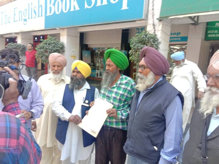 ਉਨ੍ਹਾਂ ਨੇ ਚੋਣ ਕਮਿਸ਼ਨ ਨੂੰ ਦਿੱਤੀ ਆਪਣੀ ਸ਼ਿਕਾਇਤ ਵਿੱਚ ਇਹ ਵੀ ਕਿਹਾ ਹੈ ਕਿ ਪ੍ਰਧਾਨ ਮੰਤਰੀ ਨਰੇਂਦਰ ਮੋਦੀ ਲੱਖਾਂ ਰੁਪਏ ਦੀ ਤਨਖ਼ਾਹ ਲੈਂਦੇ ਹਨ ਅਤੇ ਖ਼ੁਦ ਨੂੰ ਚੌਕੀਦਾਰ ਕਹਿੰਦੇ ਹਨ।