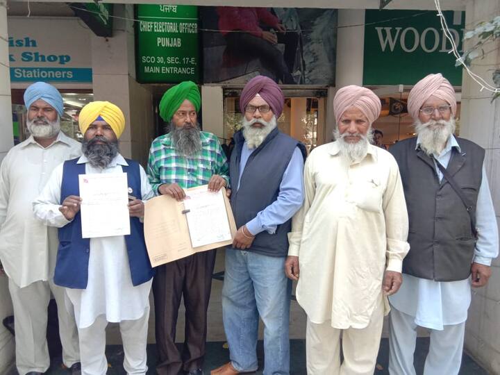 ਜਦਕਿ ਅਸਲ ਚੌਕੀਦਾਰ ਨੂੰ 1250 ਰੁਪਏ ਪ੍ਰਤੀ ਮਹੀਨਾ ਤਨਖ਼ਾਹ ਮਿਲਦੀ ਹੈ, ਜਿਸ ਕਾਰਨ ਪ੍ਰਧਾਨ ਮੰਤਰੀ ਨੇ ਵੀ ਚੌਕੀਦਾਰਾਂ ਦਾ ਅਪਮਾਨ ਕੀਤਾ ਹੈ।