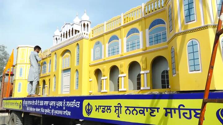 ਇਸ ਦੌਰਾਨ ਸ੍ਰੀ ਹਰਿਮੰਦਰ ਸਾਹਿਬ ਤੇ ਸ੍ਰੀ ਨਨਕਾਣਾ ਸਾਹਿਬ ਦੇ ਵੱਡੇ ਆਕਾਰ ਦੇ ਮਾਡਲ ਤਿਆਰ ਕਰਕੇ ਨਗਰ ਕੀਰਤਨ ਵਿੱਚ ਸਜਾਏ ਗਏ। 