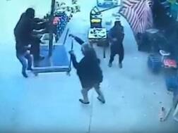 ਹਵਾ ਇੰਨੀ ਤੇਜ਼ ਕਿ ਛੱਤਰੀ ਦੇ ਨਾਲ ਹੀ ਉੱਡ ਗਿਆ ਬੰਦਾ