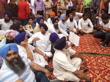 ਸੁਖਬੀਰ ਦੀ ਰੈਲੀ \'ਚ ਯੂਥ ਆਗੂ ਹੋਏ ਤੜਿੰਗ, ਭੁੰਜੇ ਬਹਿ ਕੀਤਾ ਰੋਸ ਜ਼ਾਹਰ