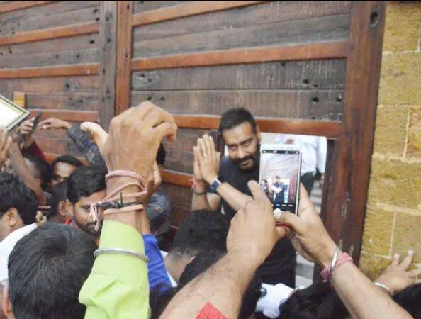 ਬੀਤੇ ਦਿਨੀਂ ਅਜੇ ਦੇਵਗਨ ਨੇ ਆਪਣਾ 50ਵਾਂ ਜਨਮ ਦਿਨ ਆਪਣੇ ਫੈਨਸ ਨਾਲ ਮਨਾਇਆ। ਇਸ ਦੇ ਨਾਲ ਹੀ ਉਨ੍ਹਾਂ ਨੇ ਆਪਣੀ ਆਉਣ ਵਾਲੀ ਫ਼ਿਲਮ 'ਦੇ ਦੇ ਪਿਆਰ ਦੇ' ਦਾ ਟ੍ਰੇਲਰ ਵੀ ਰਿਲੀਜ਼ ਕੀਤਾ।