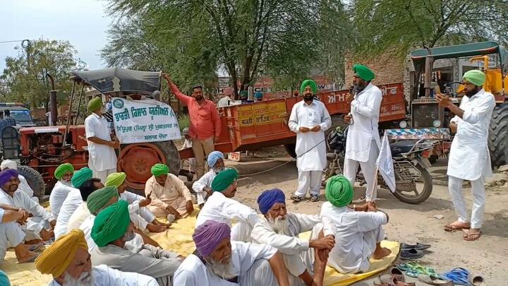 ਇਸ ਮੌਕੇ ਕਿਸਾਨਾਂ ਨੇ ਬਿਜਲੀ ਵਿਭਾਗ ਤੇ ਪੰਜਾਬ ਸਰਕਾਰ ਖਿਲਾਫ ਜੰਮ ਕੇ ਨਾਅਰੇਬਾਜ਼ੀ ਕੀਤੀ। ਕਿਸਾਨ ਆਗੂਆ ਨੇ ਵਿਭਾਗ ਦੇ ਜੇਈ ਖਿਲਾਫ ਰੱਜ ਕੇ ਭੜਾਸ ਕੱਢੀ।