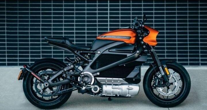 ਇਸੇ ਤਰ੍ਹਾਂ Lightning Strike Carbon ਸਭ ਤੋਂ ਟੌਪ ਵਰਸ਼ਨ ਆਏਗਾ। ਇਸ ਵਿੱਚ 20 kWh ਦਾ ਬੈਟਰੀ ਪੈਕ ਹੋਏਗਾ।