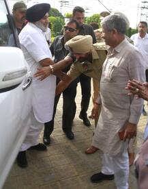 ਸੁਖਬੀਰ ਬਾਦਲ ਦੇ ਪੈਰੀਂ ਪਏ ਡੀਐਸਪੀ \'ਤੇ ਮਜੀਠੀਆ, \'ਜੇ ਅਫ਼ਸਰ ਲੱਗ ਗਿਆ ਤਾਂ ਰਿਸ਼ਤੇਦਾਰੀ ਥੋੜੀ ਭੁੱਲ ਜਾਊ\'