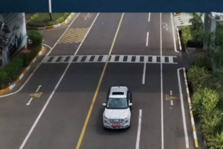 ਕੰਪਨੀ ਦਾ ਕਹਿਣਾ ਹੈ ਕਿ ਸੈਗਮੈਂਟ ਫਰਸਟ ਫੀਰਚ ਵਜੋਂ ਇਸ ਕਾਰ ਵਿੱਚ ਈ-ਸਿੰਮ ਟੈਕਨਾਲੋਜੀ ਵੀ ਦਿੱਤੀ ਜਾ ਸਕਦੀ ਹੈ। ਇਸ ਨੂੰ ਮੋਬਾਈਲ ਐਪ ਜ਼ਰੀਏ ਕਾਰ ਦੇ ਲਾਈਟ ਫੰਕਸ਼ਨਜ਼, ਕਲਾਈਮੇਟ ਕੰਟਰੋਲ, ਇੰਜਣ ਸਟਾਰਟ/ਸਟਾਪ ਵਰਗੀਆਂ ਫੀਚਰਸ ਨੂੰ ਕੰਟਰੋਲ ਕਰਨ ਲਈ ਵਰਤਿਆ ਜਾ ਸਕਦਾ ਹੈ।