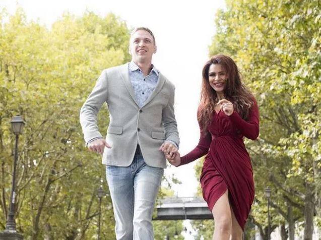 ਟੈਲੀਵੀਜ਼ਨ ਐਕਟਰ ਆਸ਼ਕਾ ਗੋਰਾਡੀਆ ਨੇ ਆਪਣੇ ਅਮਰੀਕੀ ਪ੍ਰੇਮੀ ਬ੍ਰੈਂਟ ਗੋਬਲੇ ਨਾਲ ਦਸੰਬਰ 2017 ‘ਚ ਹਿੰਦੂ ਤੇ ਇਸਾਈ ਰੀਤਾਂ ਮੁਤਾਬਕ ਵਿਆਹ ਕੀਤਾ ਸੀ। ਆਸ਼ਕਾ ਦੀ ਬ੍ਰੈਂਡ ਨਾਲ ਮੁਲਾਕਾਤ ਅਮਰੀਕਾ ਦੇ ਲੌਸ ਵੇਗਾਸ ‘ਚ ਹੋਈ ਸੀ।