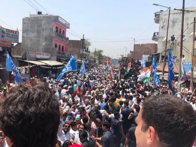 ਯਾਦ ਰਹੇ ਰਾਹੁਲ ਗਾਂਧੀ ਅਮੇਠੀ ਤੋਂ ਮੌਜੂਦਾ ਐਮਪੀ ਹਨ ਤੇ ਹੁਣ ਉਨ੍ਹਾਂ ਚੌਥੀ ਵਾਰ ਅਮੇਠੀ ਤੋਂ ਨਾਮਜ਼ਦਗੀ ਭਰੀ ਹੈ। ਅਮੇਠੀ ਤੋਂ ਇਲਾਵਾ ਰਹੁਲ ਗਾਂਧੀ ਵਾਇਨਾਡ ਤੋਂ ਵੀ ਚੋਣ ਲੜ ਰਹੇ ਹਨ। 4 ਅਪ੍ਰੈਲ ਨੂੰ ਰਾਹੁਲ ਨੇ ਵਾਇਨਾਡ ਤੋਂ ਪਰਚਾ ਭਰਿਆ ਸੀ। ਰਾਹੁਲ ਗਾਂਧੀ ਦੇ ਅਮੇਠੀ ਰੋਡ ਸ਼ੋਅ 'ਚ ਵੱਡੀ ਗਿਣਤੀ 'ਚ ਵਰਕਰ ਸ਼ਾਮਲ ਹੋਏ। 