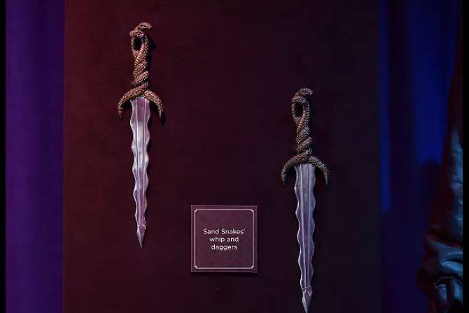 ਸੈਂਡ ਸਨੇਕ ਦੇ ਖੰਜਰ ਨੂੰ ਵੀ ਗੇਮ ਆਫ਼ ਥ੍ਰੋਨ: ਦ ਟੂਰਿੰਗ ਐਗਜ਼ੀਬੀਸ਼ਨ ‘ਚ ਦਿਖਾਇਆ ਗਿਆ ਹੈ।