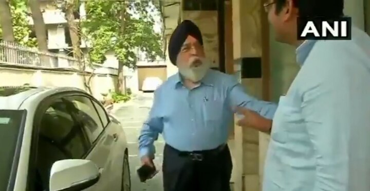 harvinder sarna messing with journalists ਮਰਿਆਦਾ ਭੁੱਲ ਸਰਨਾ ਨੇ ਪਾਇਆ ਪੱਤਰਕਾਰ ਦੇ ਗਲ਼ 'ਚ ਹੱਥ