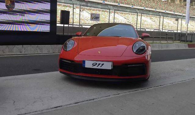 ਨਵੀਂ ਪੋਰਸ਼ 911 ‘ਚ ਅੱਗੇ ਵਲੋਂ 20 ਇੰਚ ਤੇ ਪਿੱਛੇ ਵੱਲ 21 ਇੰਚ ਦੇ ਵਹੀਲ੍ਹ ਦਿੱਤੇ ਗਏ, ਜੋ ਰੋਡ ‘ਤੇ ਚੰਗੀ ਫੜ੍ਹ ਤੇ ਕਾਰ ਨੂੰ ਐਯਰੋਡਾਯਨਾਮਿਕ ਬਣਾਉਂਦੇ ਹਨ।